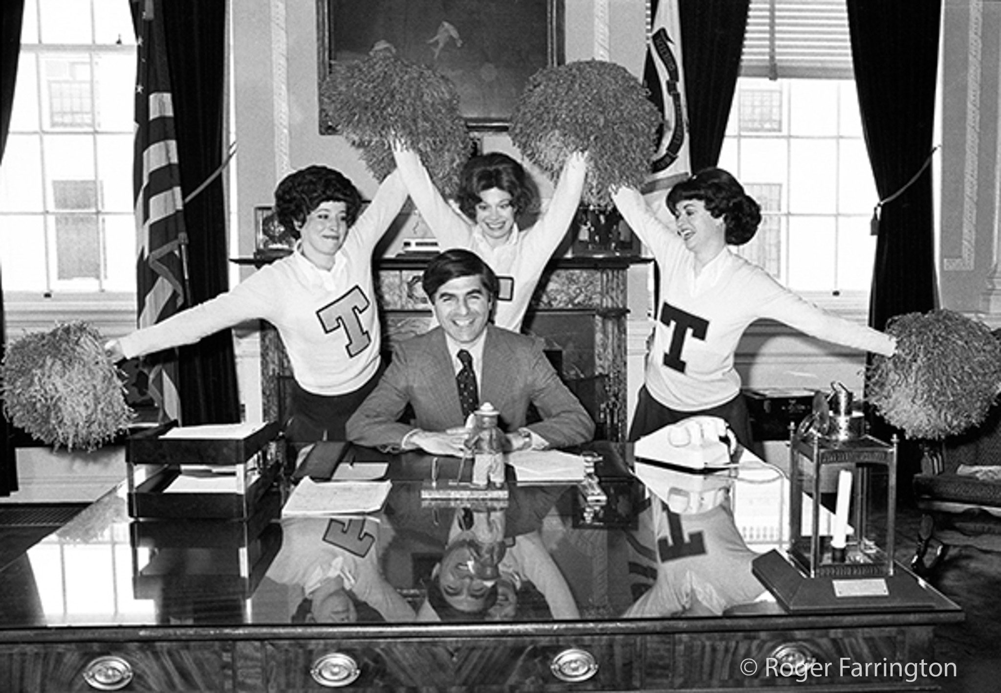 GovernorMichaelDukakisAndVanitiesCastRogerFarringtonPhoto